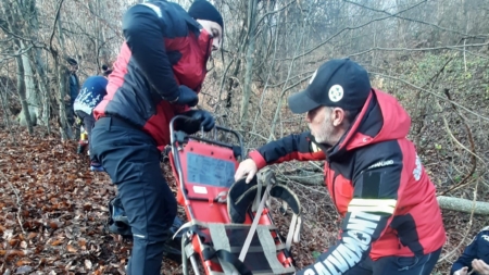 Intervenție a salvamontiștilor maramureșeni în sprijinul victimei unui accident forestier