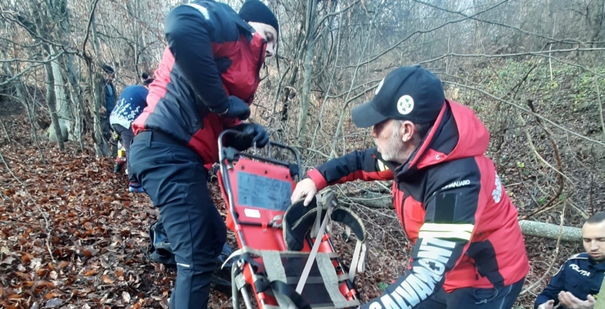 Intervenție a salvamontiștilor maramureșeni în sprijinul victimei unui accident forestier