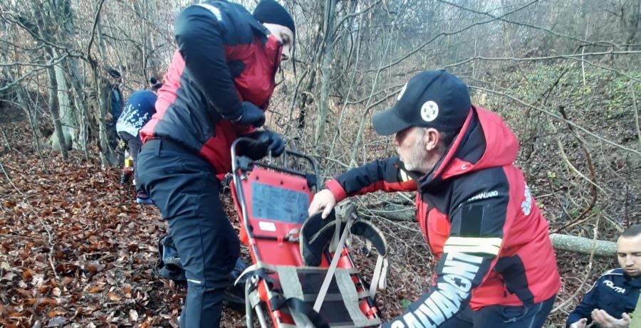 Intervenție a salvamontiștilor maramureșeni în sprijinul victimei unui accident forestier