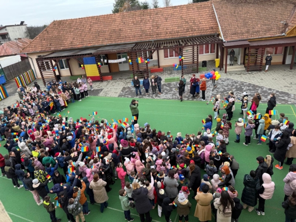Elevii ciclului primar din Seini au serbat ziua de 1 Decembrie, printr-un spectacol muzical și poetic