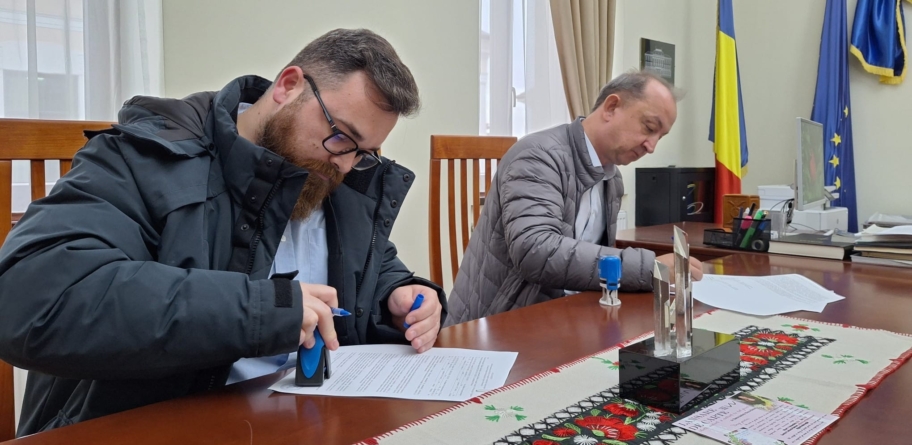 Două contracte semnate pentru dotări în școli și grădinițe la Sighet