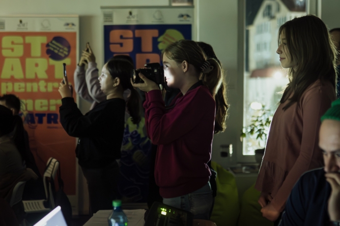 Atelierul „START FOTO” s-a desfășurat în cadrul spectacolului „Realități Absurde”, la Târgu Lăpuș