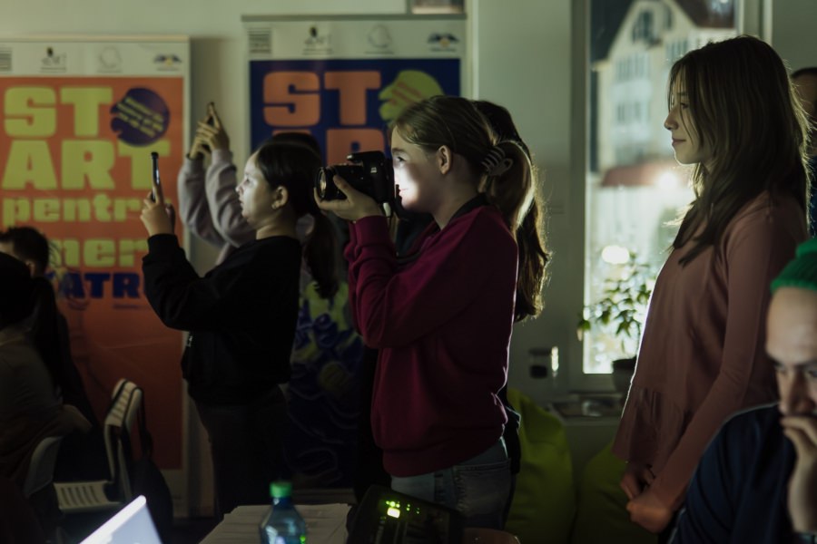 Atelierul „START FOTO” s-a desfășurat în cadrul spectacolului „Realități Absurde”, la Târgu Lăpuș