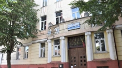 Mutarea elevilor la marginea orașului stârnește indignare în rândul părinților și comunității sătmărene