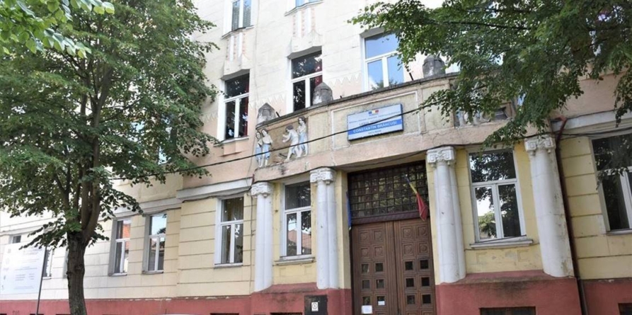 Mutarea elevilor la marginea orașului stârnește indignare în rândul părinților și comunității sătmărene