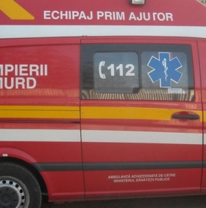 Accident cu un excavator și un microbuz în Mara. Două persoane au fost transportate la spital