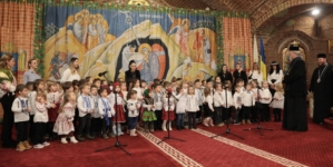 Numeroase grupuri de colindători din Maramureș și Sătmar, primiți la Catedrala Episcopală din Baia Mare