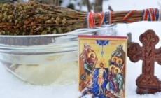 În aceste zile: Preoții merg și sfințesc casele oamenilor prin stropire cu apă sfințită, vestind Botezul lui Hristos