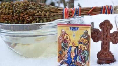 În aceste zile: Preoții merg și sfințesc casele oamenilor prin stropire cu apă sfințită, vestind Botezul lui Hristos