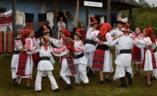 Voie bună și tradiție: Jocuri de Crăciun în satele din Țara Lăpușului