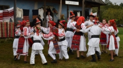 Voie bună și tradiție: Jocuri de Crăciun în satele din Țara Lăpușului