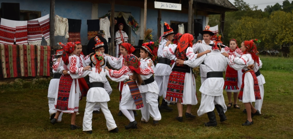 Voie bună și tradiție: Jocuri de Crăciun în satele din Țara Lăpușului