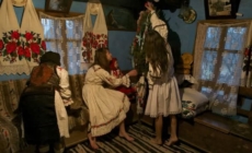 Crăciunul de altădată: Bradul „se împodobea cu biscuiţi de casă, covrigei, mere, nuci, alune, bomboane din coţcă de miere, vată, beteală”