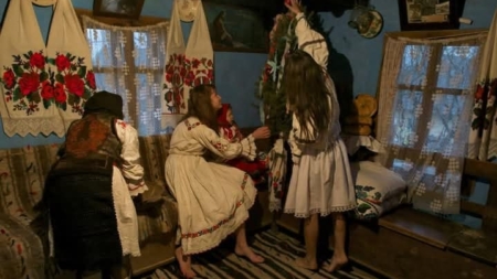 Crăciunul de altădată: Bradul „se împodobea cu biscuiţi de casă, covrigei, mere, nuci, alune, bomboane din coţcă de miere, vată, beteală”