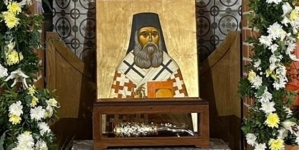 Icoana și racla cu o părticică din moaștele Sfântului Nectarie ajung la Catedrala „Sfântului Iosif Mărturisitorul” din Sighetu Marmației