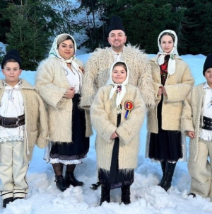 Spirit maramureșean la Bistrița: Ionuț Uivaroși și Grupul Codrenii, într-un concert extraordinar de colinde