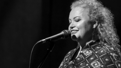 Narcisa Suciu, invitatul special al spectacolului „E vremea colindelor…” de la Teatrul Municipal Baia Mare