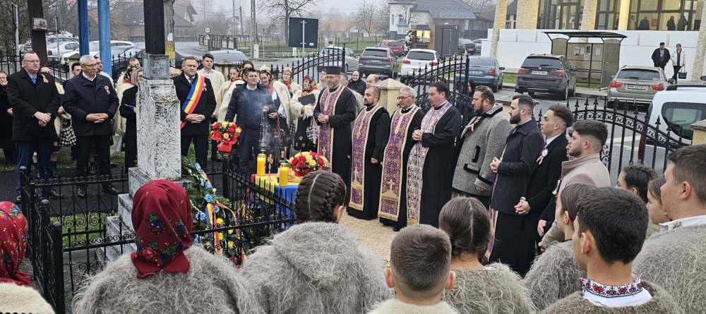 Dumbrăvița în sărbătoare: Parastas la „Crucea Eroilor” și spectacol de cântece patriotice