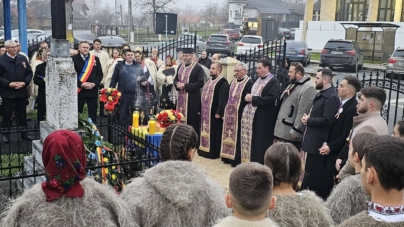 Dumbrăvița în sărbătoare: Parastas la „Crucea Eroilor” și spectacol de cântece patriotice