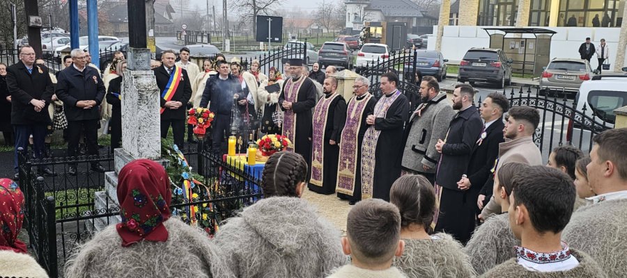 Dumbrăvița în sărbătoare: Parastas la „Crucea Eroilor” și spectacol de cântece patriotice