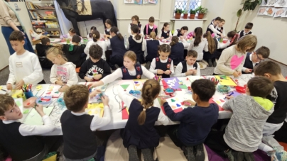 Clasele a III-a de la Școala Gimnazială Nr. 18 Baia Mare au adus magia Crăciunului la Muzeul Județean de Istorie și Arheologie Maramureș