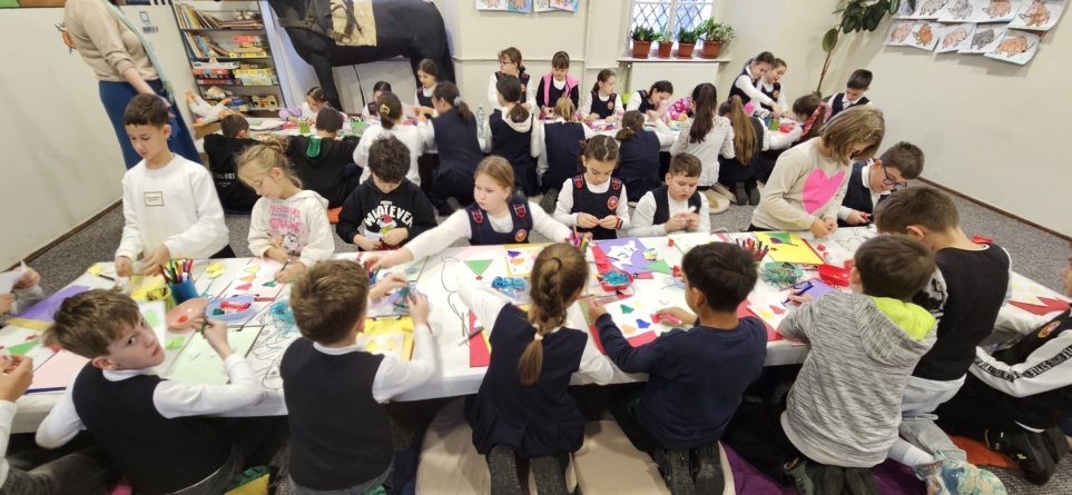 Clasele a III-a de la Școala Gimnazială Nr. 18 Baia Mare au adus magia Crăciunului la Muzeul Județean de Istorie și Arheologie Maramureș