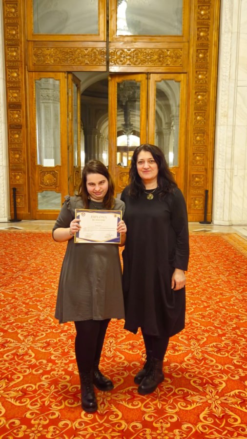 Dina Rat din Baia Mare, premiată în cadrul evenimentului „Ziua oamenilor care schimbă lumea prin exemple!”, organizat de Ziua Internațională a Persoanelor cu Dizabilități