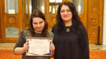Dina Rat din Baia Mare, premiată în cadrul evenimentului „Ziua oamenilor care schimbă lumea prin exemple!”, organizat de Ziua Internațională a Persoanelor cu Dizabilități