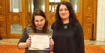 Dina Rat din Baia Mare, premiată în cadrul evenimentului „Ziua oamenilor care schimbă lumea prin exemple!”, organizat de Ziua Internațională a Persoanelor cu Dizabilități