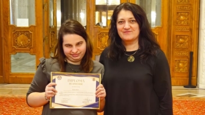 Dina Rat din Baia Mare, premiată în cadrul evenimentului „Ziua oamenilor care schimbă lumea prin exemple!”, organizat de Ziua Internațională a Persoanelor cu Dizabilități