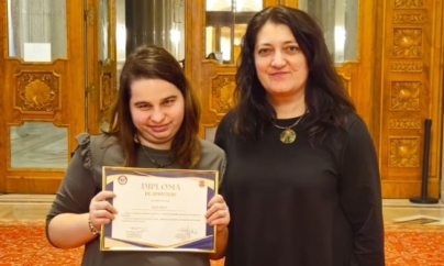 Dina Rat din Baia Mare, premiată în cadrul evenimentului „Ziua oamenilor care schimbă lumea prin exemple!”, organizat de Ziua Internațională a Persoanelor cu Dizabilități