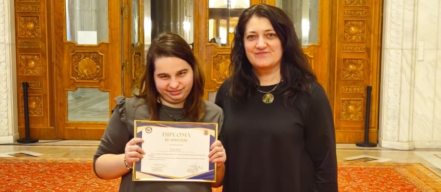Dina Rat din Baia Mare, premiată în cadrul evenimentului „Ziua oamenilor care schimbă lumea prin exemple!”, organizat de Ziua Internațională a Persoanelor cu Dizabilități