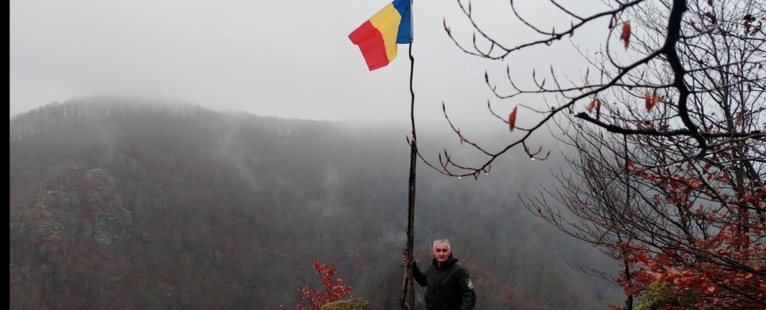 Ca în fiecare an: Rangerul Viorel Coroian a arborat tricolor nou La Cetate, deasupra Cheilor Lăpușului