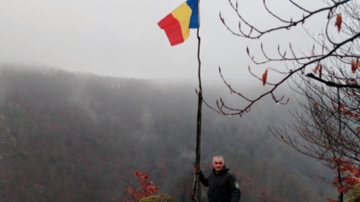 Ca în fiecare an: Rangerul Viorel Coroian a arborat tricolor nou La Cetate, deasupra Cheilor Lăpușului