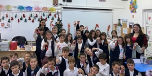 „Magia sărbătorilor de iarnă” – lecție despre tradiție și creativitate pentru elevii Școlii „Nichita Stănescu” Baia Mare