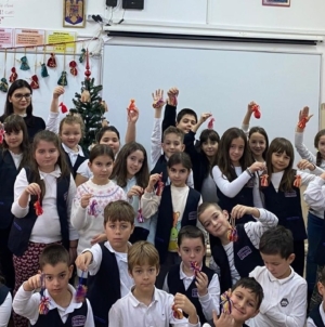 „Magia sărbătorilor de iarnă” – lecție despre tradiție și creativitate pentru elevii Școlii „Nichita Stănescu” Baia Mare