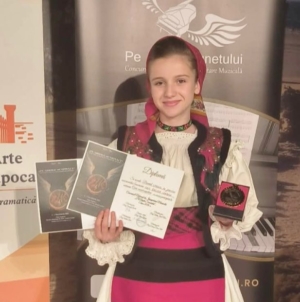 Succes remarcabil pentru Izabela Chiș, elevă a Școlii de Artă Sighetu Marmației, la Concursul Național de Interpretare Muzicală „Pe Aripile Sunetului”