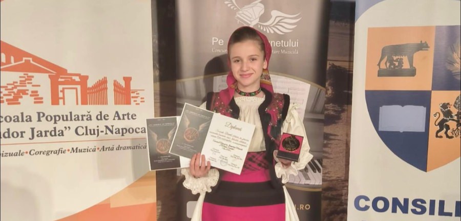 Succes remarcabil pentru Izabela Chiș, elevă a Școlii de Artă Sighetu Marmației, la Concursul Național de Interpretare Muzicală „Pe Aripile Sunetului”