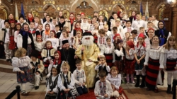 „De Moș Nicolae”: Glasuri curate de copii au umplut Catedrala Episcopală „Sfânta Treime” din Baia Mare