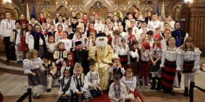 „De Moș Nicolae”: Glasuri curate de copii au umplut Catedrala Episcopală „Sfânta Treime” din Baia Mare