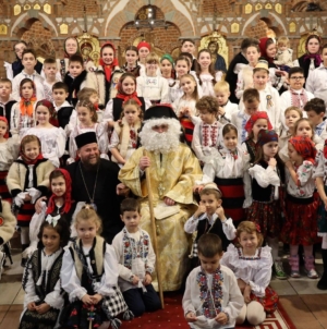 „De Moș Nicolae”: Glasuri curate de copii au umplut Catedrala Episcopală „Sfânta Treime” din Baia Mare