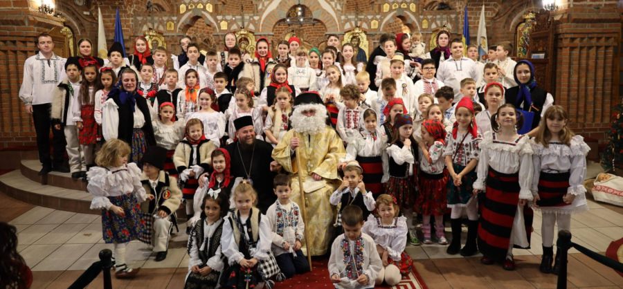 „De Moș Nicolae”: Glasuri curate de copii au umplut Catedrala Episcopală „Sfânta Treime” din Baia Mare