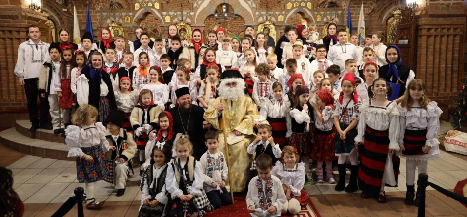 „De Moș Nicolae”: Glasuri curate de copii au umplut Catedrala Episcopală „Sfânta Treime” din Baia Mare