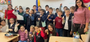 Caravana Atelierelor la Școala „Nichita Stănescu” din Baia Mare – micuții au realizat decorațiuni specifice acestei perioade