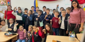 Caravana Atelierelor la Școala „Nichita Stănescu” din Baia Mare – micuții au realizat decorațiuni specifice acestei perioade