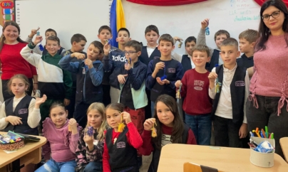 Caravana Atelierelor la Școala „Nichita Stănescu” din Baia Mare – micuții au realizat decorațiuni specifice acestei perioade