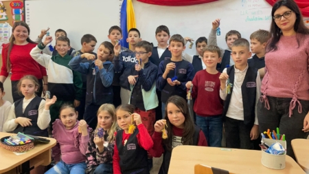 Caravana Atelierelor la Școala „Nichita Stănescu” din Baia Mare – micuții au realizat decorațiuni specifice acestei perioade