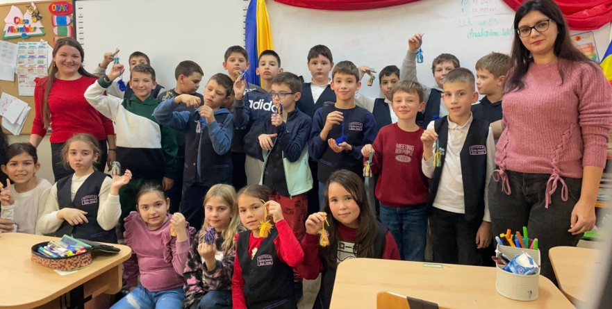 Caravana Atelierelor la Școala „Nichita Stănescu” din Baia Mare – micuții au realizat decorațiuni specifice acestei perioade