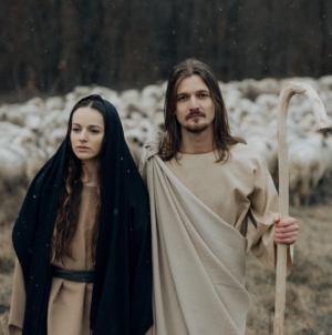 „Frunză verde, verde”: Îndrăgita artistă Anda Horoba a readus la viață o colindă veche din satul natal