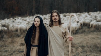 „Frunză verde, verde”: Îndrăgita artistă Anda Horoba a readus la viață o colindă veche din satul natal